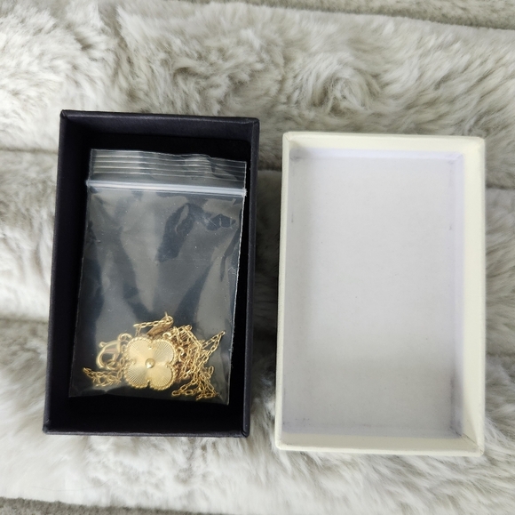 Gold Plated Lucky 4 Leaf Clover Womens Pendant Necklace - Picture 8 of 8